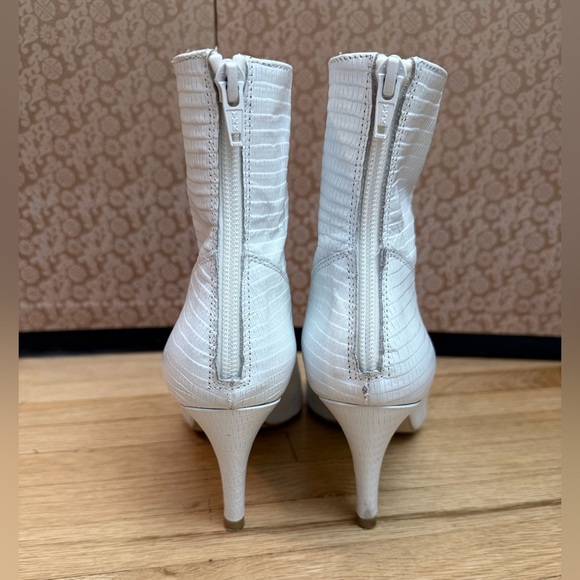 Free People “Willa” Heeled Vegan Leather White Textured Ankle Boots Size 8.5 - Picture 9 of 13